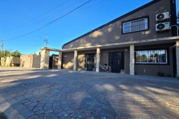 Casa en venta 6 ambientes - Barrio Atlántida, con departamento, parque y piscina